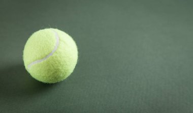 Yeşil arka planda tenis topu. Metnin için boşluk