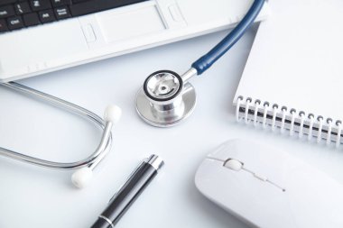 Laptop, steteskop, kalem, not defteri, bilgisayar faresi. Tıbbi yardım. İş dünyası