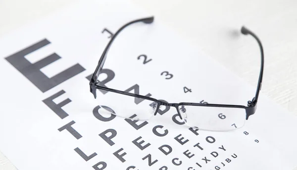 眼鏡で目のテストチャート 医療眼診断 — ストック写真