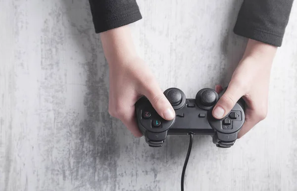 Mãos Usando Controlador Jogo Jogar Jogos Vídeo — Fotografia de Stock