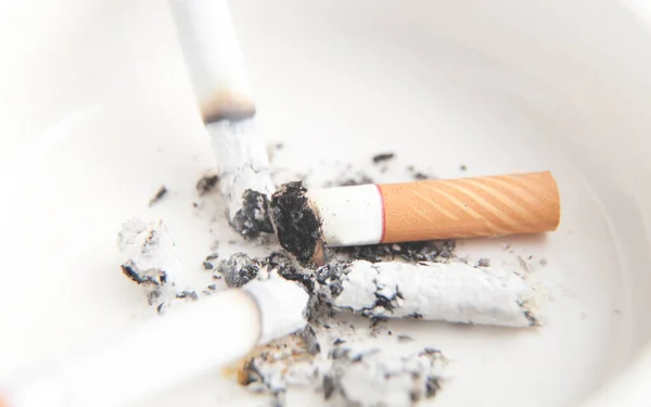Sigaralı Beyaz Kül Tablası Sigara Içmek — Stok fotoğraf