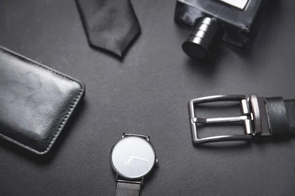 ネクタイ ベルト 腕時計 黒の背景の香水 — ストック写真