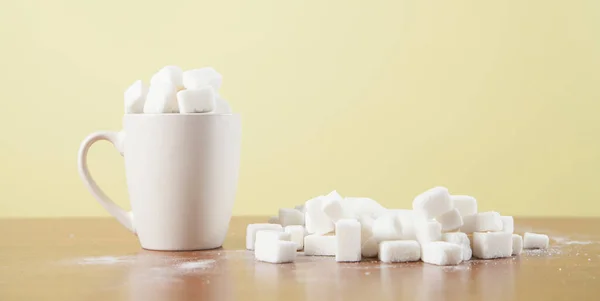 Tasse Tee Mit Zuckerwürfeln Auf Dem Tisch — Stockfoto