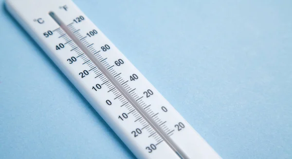 Weißes Thermometer Auf Blauem Hintergrund — Stockfoto