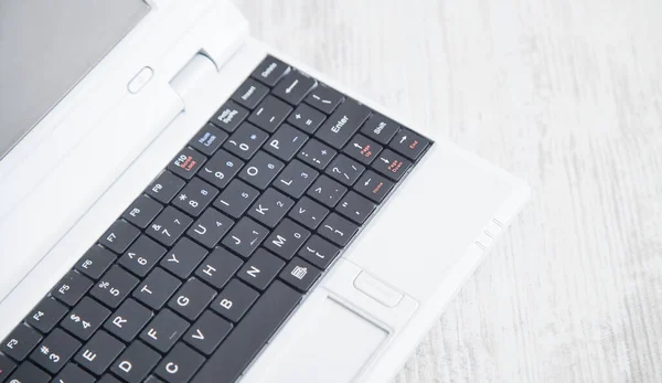Ofis Masasında Beyaz Bir Laptop Var Teknoloji Konsepti — Stok fotoğraf