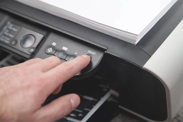 Tekan Tangan Pria Pada Tombol Pada Pencetak — Stok Foto