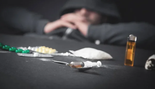 注射器を持った麻薬中毒の男 中毒死 — ストック写真