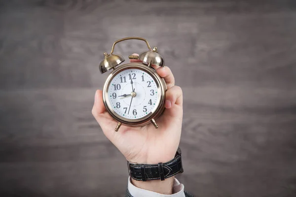 Mannenhand Bedrijf Alarm Clock — Stockfoto