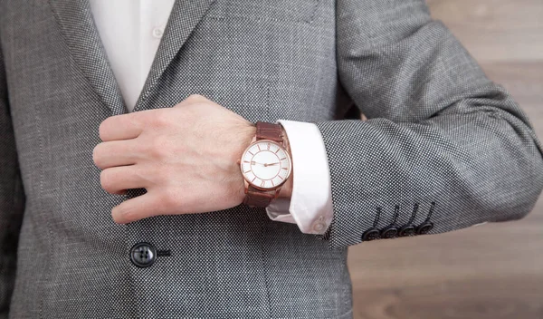 高級腕時計を身に着けているビジネスマン ファッション ライフスタイル — ストック写真