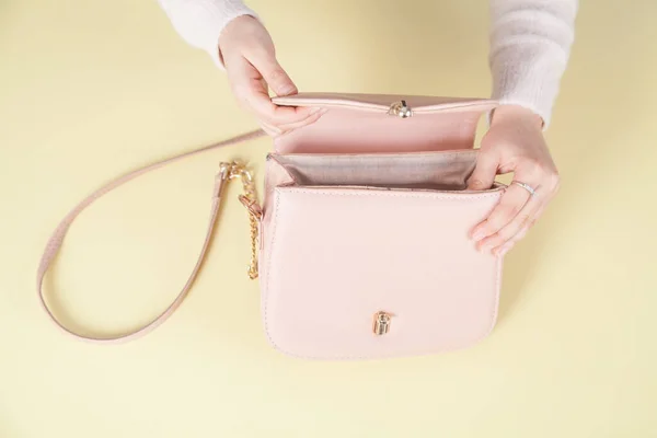 Menina Segurando Bolsa Fundo Amarelo — Fotografia de Stock