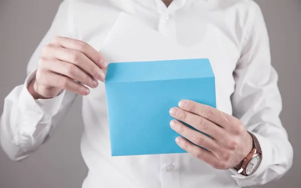 Homem Segurando Envelope Correio Azul — Fotografia de Stock