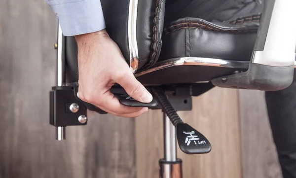 Erkek el ofis sandalyesini ayarlar..