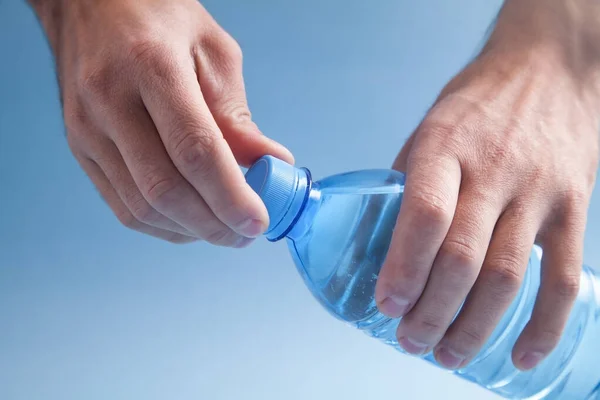 Mãos Masculinas Abrindo Garrafa Água Plástico — Fotografia de Stock