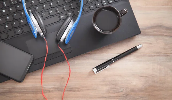 Навушники Ручка Кава Смартфона Клавіатурою Ноутбука — стокове фото