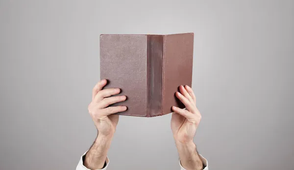 Mãos Masculinas Segurando Livro Fundo Cinza — Fotografia de Stock