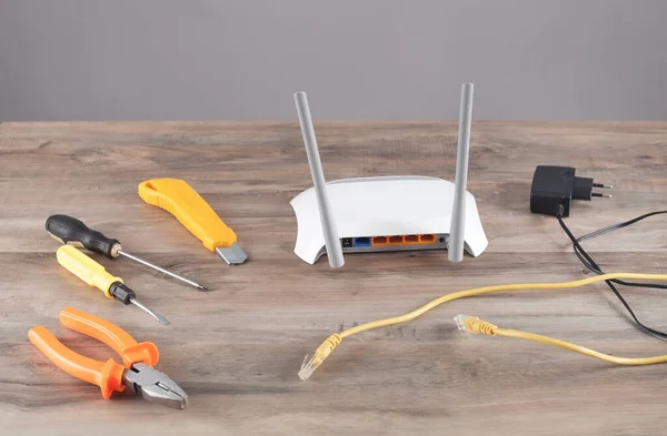 Reparaturwerkzeuge Mit Wifi Router Auf Dem Schreibtisch — Stockfoto