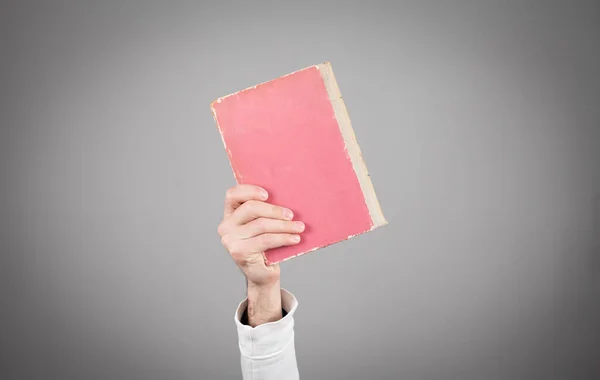 Muž Drží Knihu Šedém Pozadí — Stock fotografie
