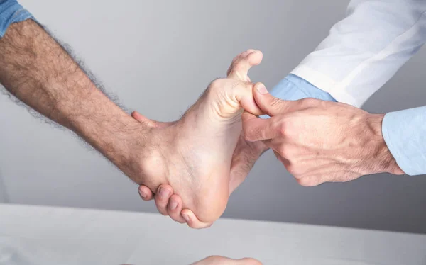 Bělošský Lékař Vyšetřuje Prsty Nohou Pacienta — Stock fotografie