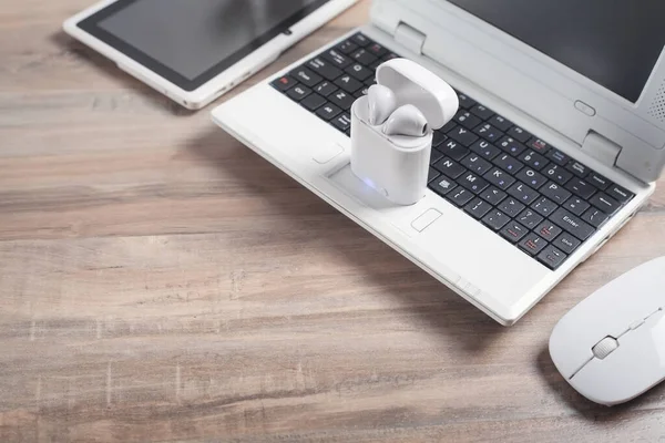Laptop Klavyesinde Beyaz Kablosuz Kulaklık Ofis Işyeri — Stok fotoğraf