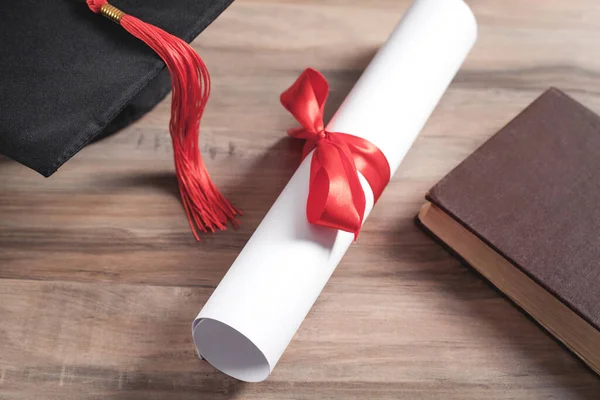 木制背景的毕业帽 书本和毕业证书 — 图库照片