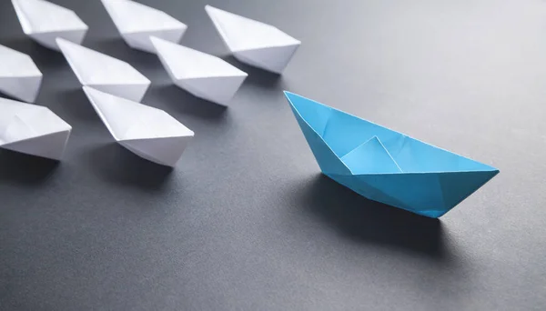 Mavi beyaz kağıt tekne. Liderlik kavramı