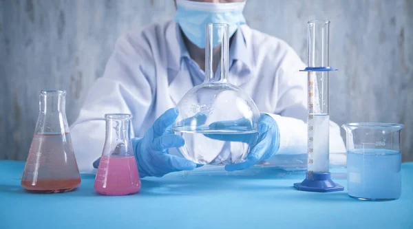 Chica Trabajando Con Frasco Laboratorio — Foto de Stock