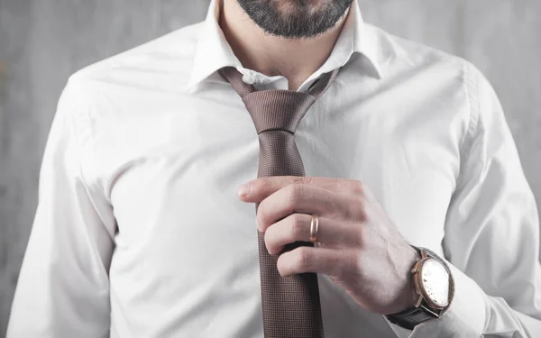 ビジネスマンはネクタイを直している ファッション ライフスタイル — ストック写真