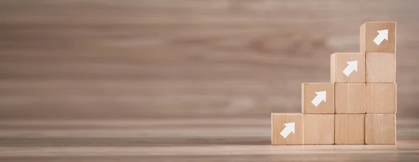 Okları olan tahta bir küp. İş için. Büyümek. Başarı
