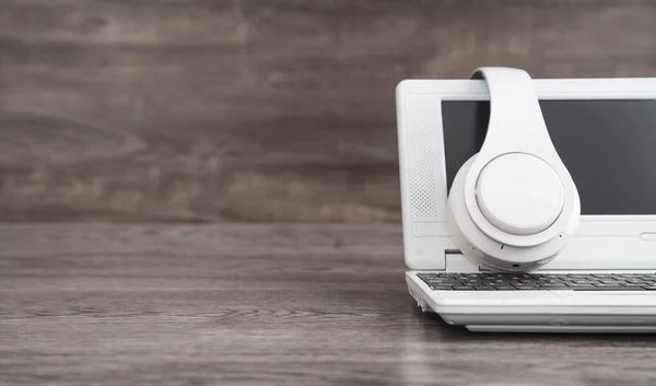 Білі Бездротові Навушники Ноутбук Столі — стокове фото