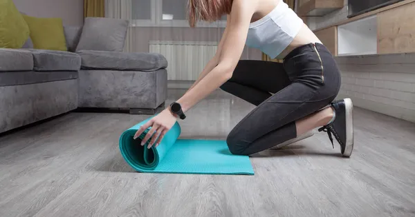 Jonge Vrouw Met Fitness Mat Thuis Gezond Leven — Stockfoto