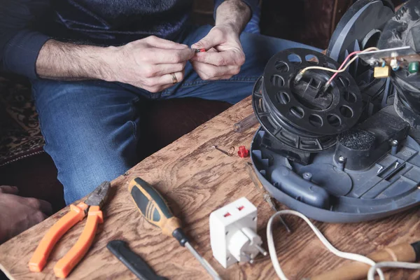 Mann Repariert Staubsauger Reparatur — Stockfoto