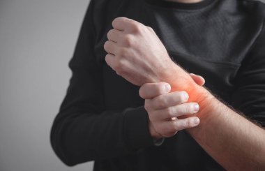 Bilek ağrısı çeken beyaz bir adam.. 