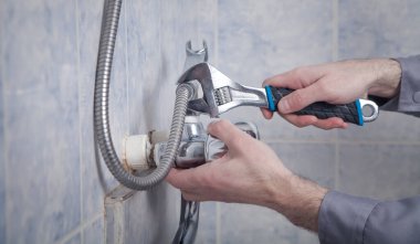 Banyodaki banyo musluğunu tamir edip tamir etmek..
