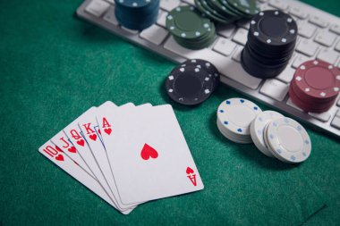 Bilgisayar klavyesi, kart ve çipler. Çevrimiçi kumarhane