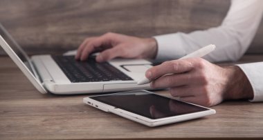 Ofisteki tablet bilgisayarı kullanan grafik tasarımcısı.