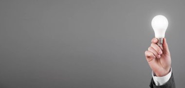 Erkek el ampulü tutuyor. İlham ve yaratıcılık kavramı