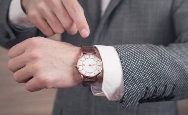 Lüks kol saati takan bir iş adamı. Moda, Yaşam Tarzı