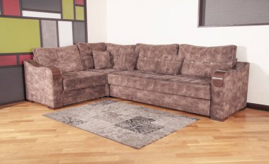 Rahat kahverengi kanepesi olan modern oturma odası..