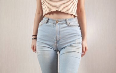 Beyaz kadın evde kot pantolon giyiyor..