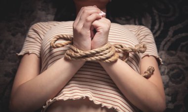İple bağlanmış bir kadının elleri..