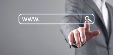 Erkek el arama düğmesine basıyor. İnternet