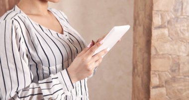 genç kadın dijital tablet kullanma.