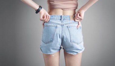  Modaya uygun kot şortlu kadın..