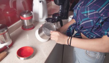 Mutfakta şeker tutan kadın..