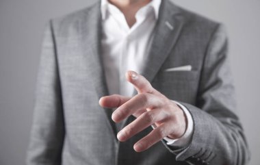 İşadamı boş ekranda dokunuyor.