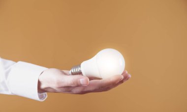 Erkek el ampulü tutuyor. İlham ve yaratıcılık kavramı