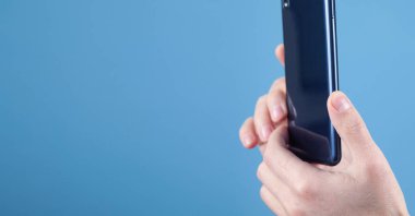Adam akıllı telefon ile fotoğraf çekimi.