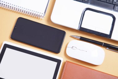 Ofis işleri objeleri. Akıllı telefon, tablet, kalem, not defteri, bilgisayar faresi ve klavye.
