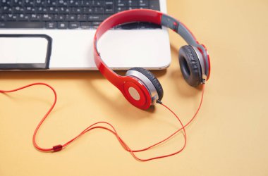 Laptop bilgisayar klavyesinde kulaklıklar.