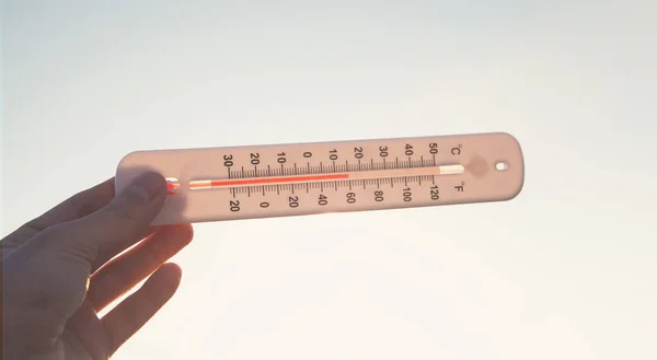 Hand Hält Thermometer Auf Himmelshintergrund — Stockfoto